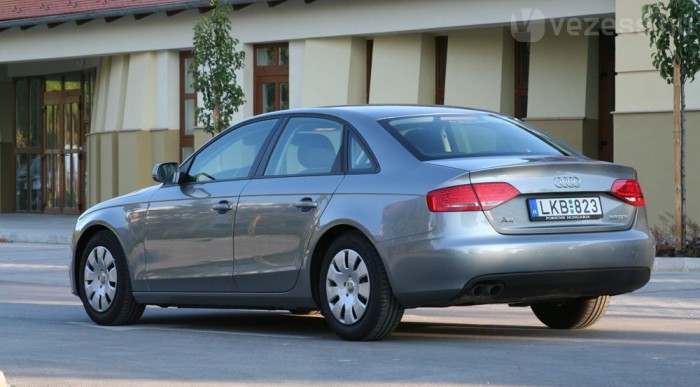 Szűk illesztések és szép fényezés jellemezi a kocsit