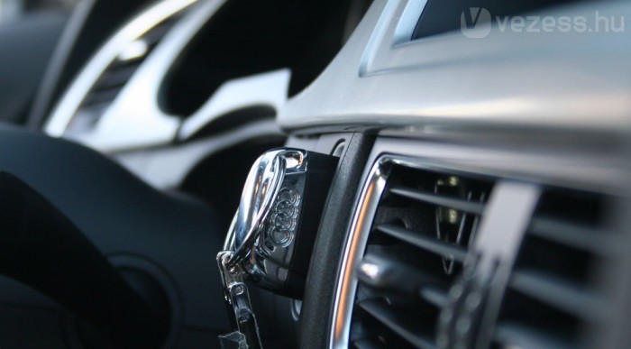 A kulcs benyomására indul a motor