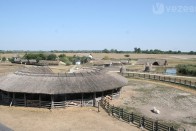 Az őshonos magyar állatok mellett, a tradicionális építészetet is megismerhetjük