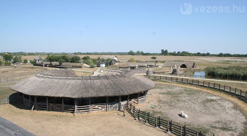 Az őshonos magyar állatok mellett, a tradicionális építészetet is megismerhetjük