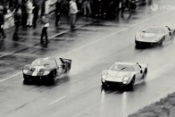 Le Mans, 1966: GT40 az első három helyen. Kikaptak Enzo Ferrari autói, ez volt a lényeg