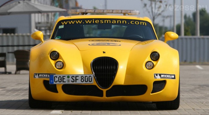 V10-es dübörög benne