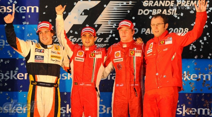 Ki nem kap jövőre piros ruhát?