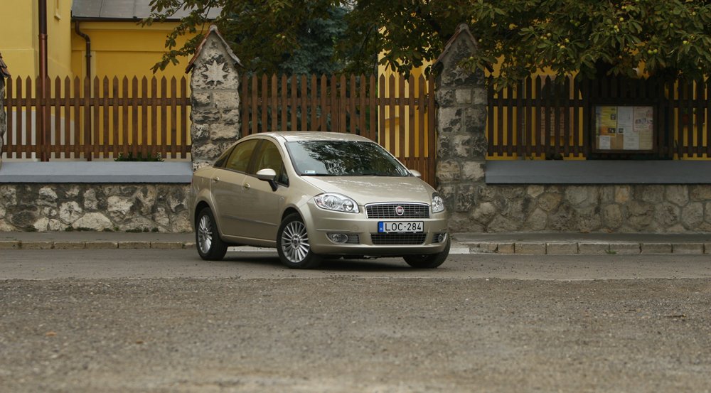 Törökországban gyártják, mint a Toyota Aurist, a Thaliát és a lépcsőshátú Civicet