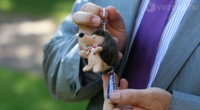 A főrendőr is sünözik