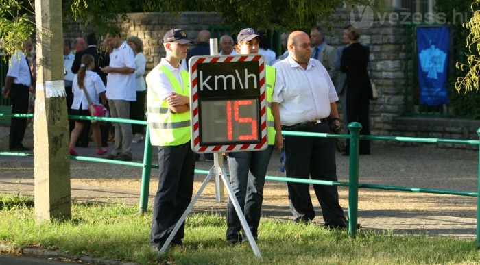 Az autósokat láthatóan sokkolta a sok sárga mellény