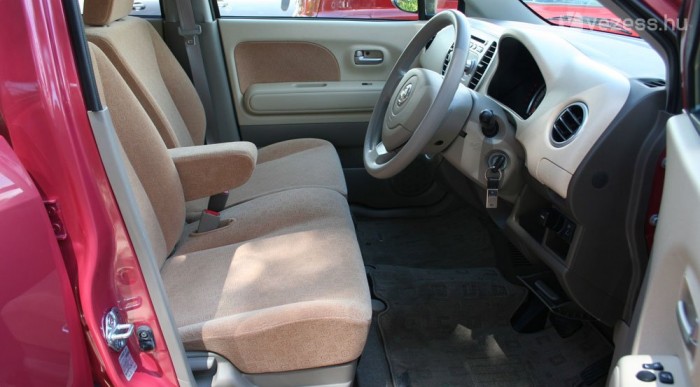 Kétszemélyes, osztatlan pad van elöl