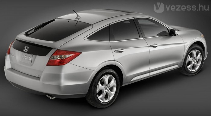 Ferdehátú családi Honda 3