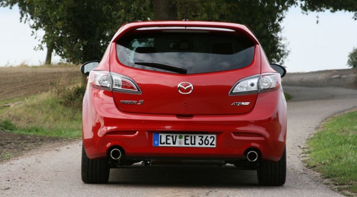 Dupla kipufogó van rajta, de nem hangos