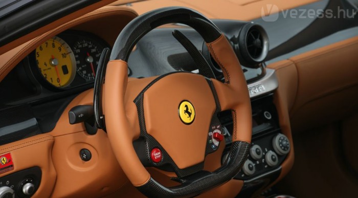 Finom bőr és karbon bevetésével szépül a belső