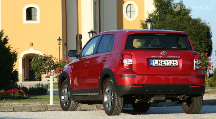 Nem egy kanyarbajnok, viszont kényelmes autó