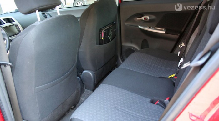 Nem állítható az ülés, de tágas a hely