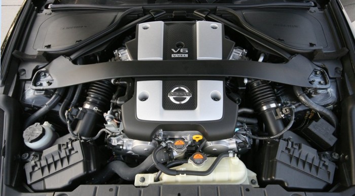 VQ37VHR a motor gyári kódja. A V6 mélyebben van, ami javítja a súlypontot 