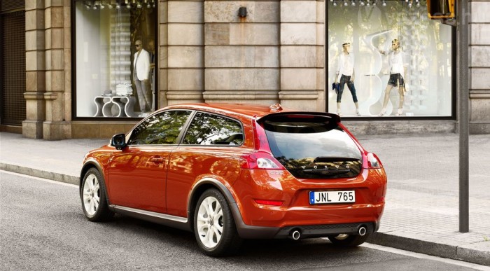 Hátul több fényezett elem