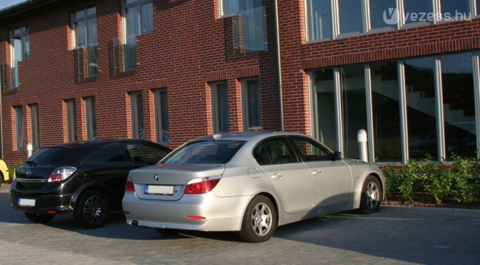 Nem álltak hű de drága autók a parkolóban