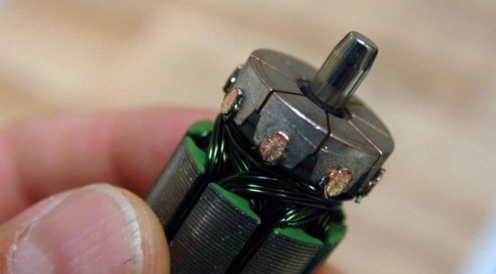 A drótokat a gép ponthegesztéssel rögzíti. A forrasztás nem biztonságos