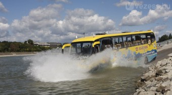Turistabusz a Dunában