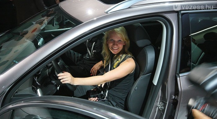 Akasztják a hóhért. Vagy fényképezik a fotóst