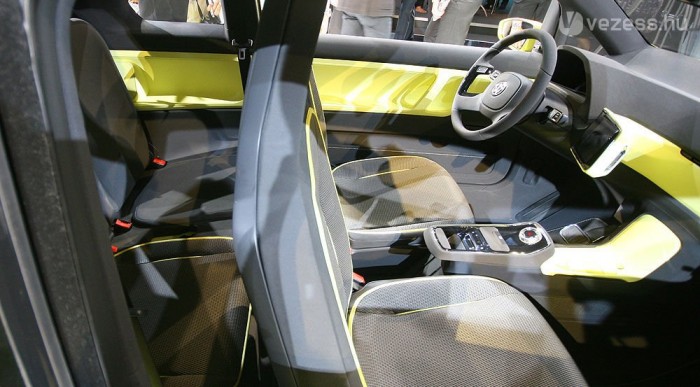 3+1 üléses, utóbbi a vezető mögötti szükségülés