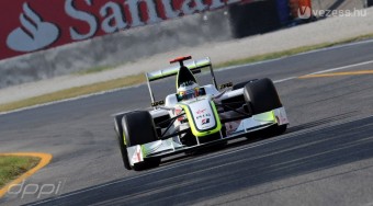 Button és Barrichello is lapáton?