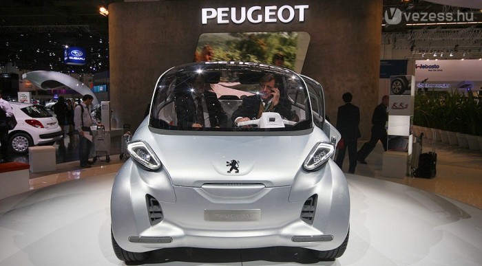 2,5 méteres autóban négyen?