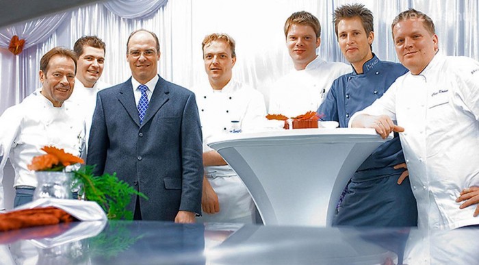 Hősünk a sor jobb szélén áll