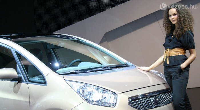 Dolgoznak az arculaton a Kiánál. A háttérben az új Venga, a Meriva konkurense