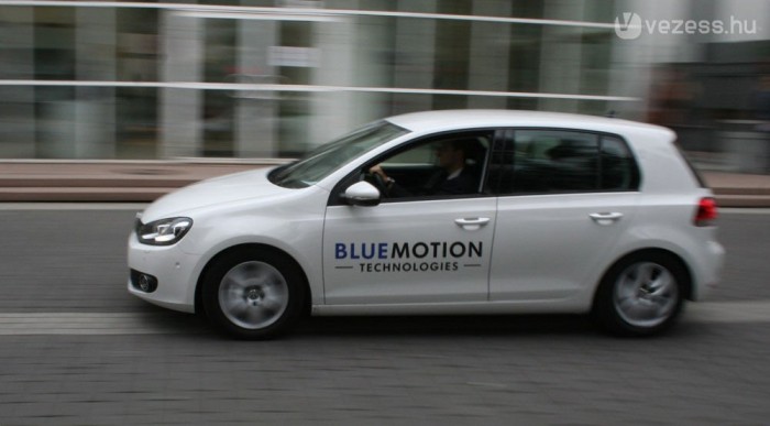 Ökomodellek ingáznak a csarnokok között