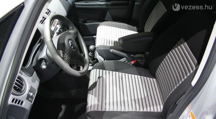 Beültünk a kicsit új Suzukiba 9 | Vezess Jól néz ki a sok hurkás üléshuzat