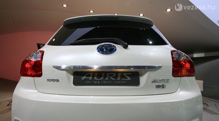 Fénnyel megy az új Toyota 7