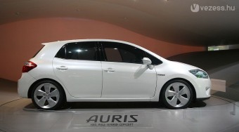 Fénnyel megy az új Toyota