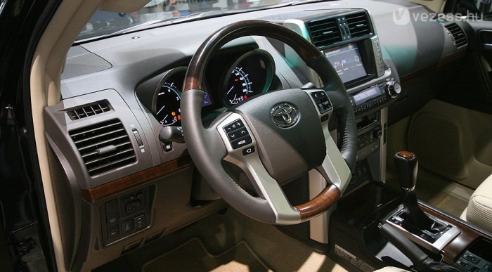 Fénnyel megy az új Toyota 9