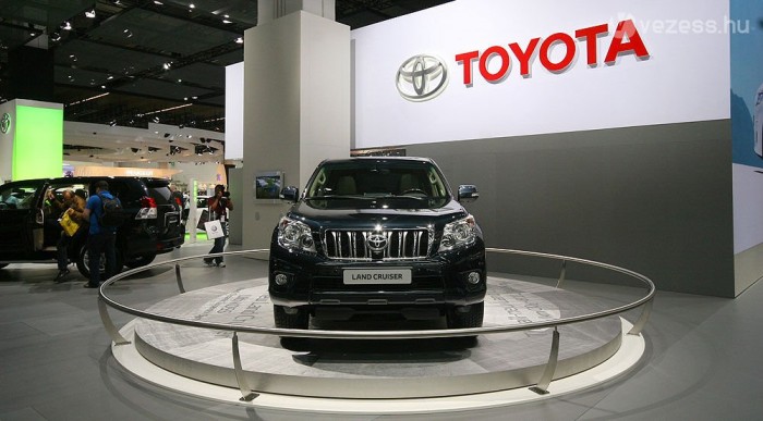 Fénnyel megy az új Toyota 8