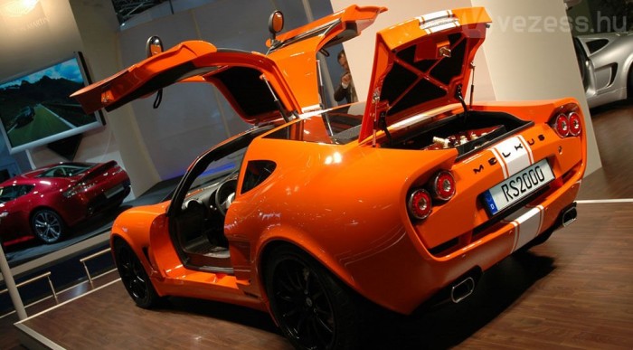 Középmotoros és hátsókerék-hajtású