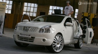 Diszkóautó a Qashqai-ból