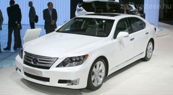 Masszázsülés az ötszemélyes Lexusba is