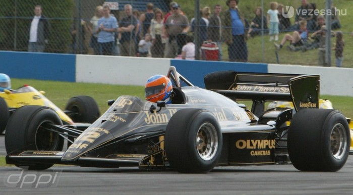 Alonsót és Räikkönent fűzi a Lotus