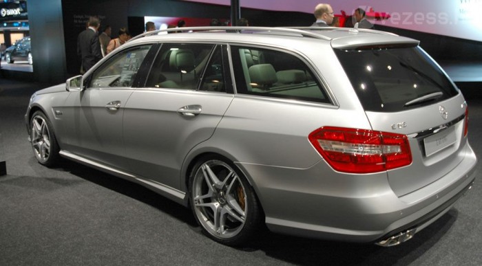 Az üléseket ledöntve 1950 liternyi helyre lehet pakolni