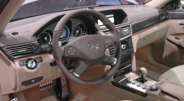 A váltókar mellett a futómű, a menetstabilizáló stb. kapcsolója