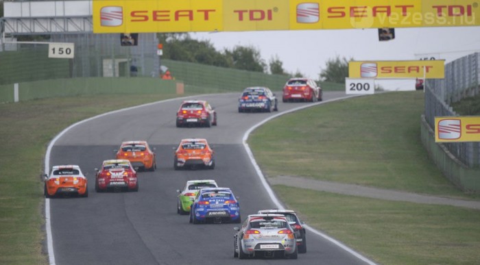 Az első versenyen a hetedik helyig jött fel a kék autóval