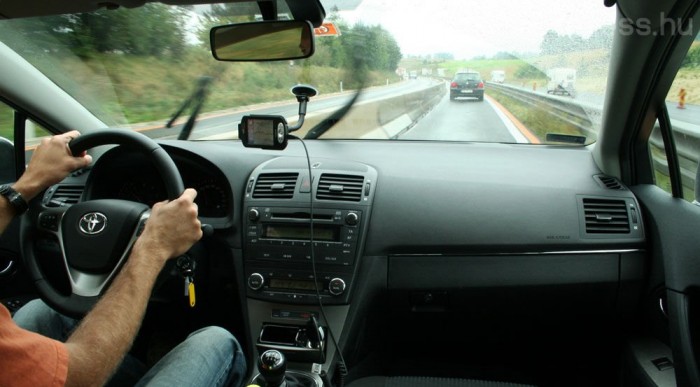 Nyaldosta a 200-at a mutató, az Avensis ilyenkor is halk