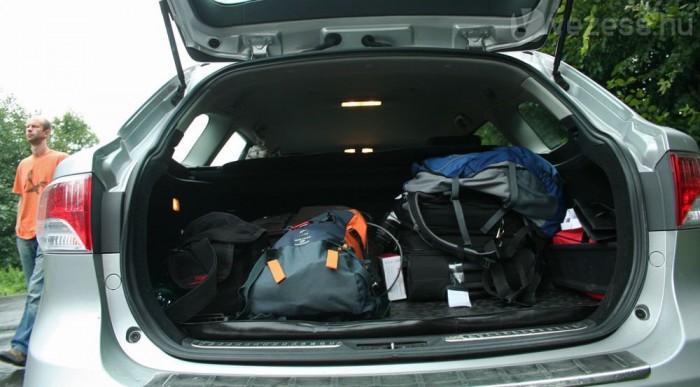 Tudjuk, két embernek nevetséges próbálkozás megtölteni