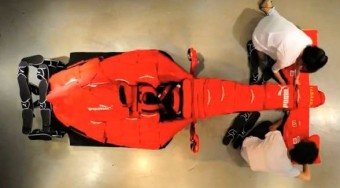 Forma-1-es autó ruhákból - videó