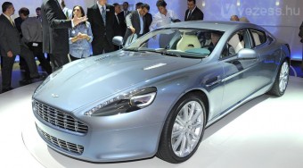 300-at megy a családi Aston Martin