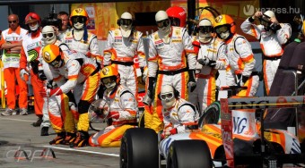 Nem száll ki az F1-ből a Renault