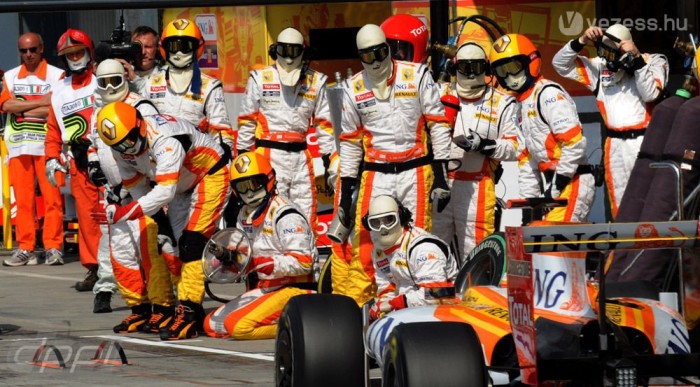 Nem száll ki az F1-ből a Renault
