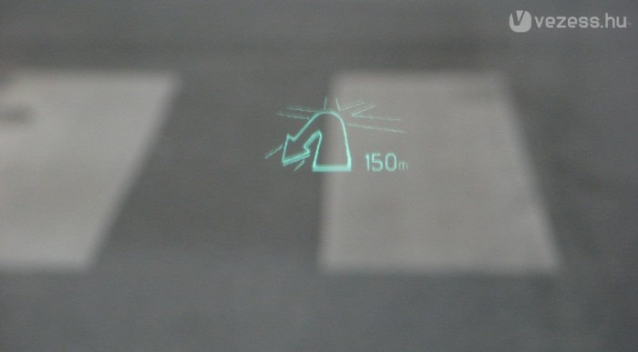 A navi elénk vetíti magát