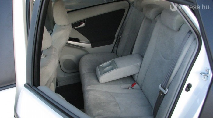 Sok hely a lábnak, elég a fejnek hátul