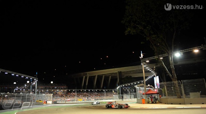 Hamilton nyomni fogja, ahogy a csövön kifér