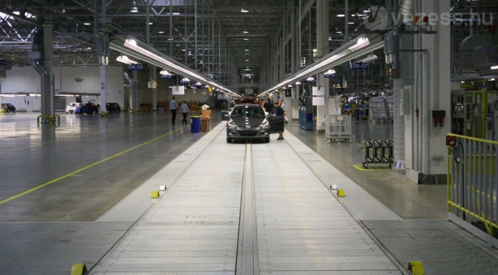 Lassan legördül a szalagról